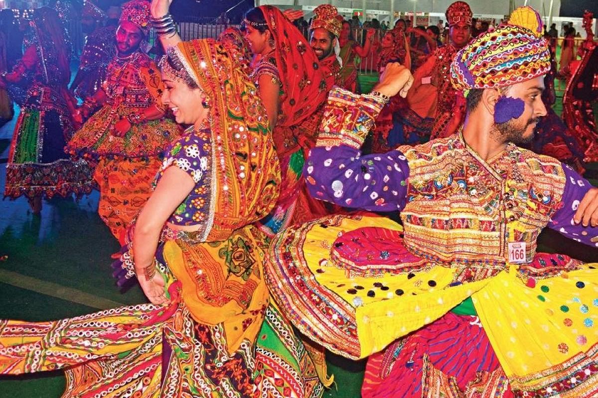 Men And Women Grooving On Dandiya Dance Beats - Dance With Me India